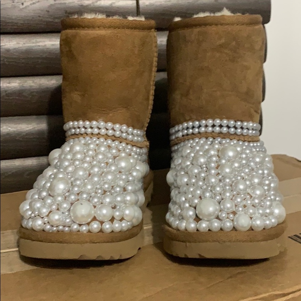 Pearl decorated Toddler Uggs *bling bling*